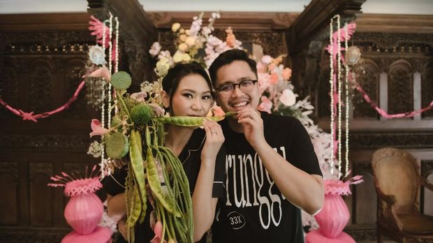 Unik, Pasangan Ini Jadikan Lalapan Sebagai Buket di Acara Lamaran
