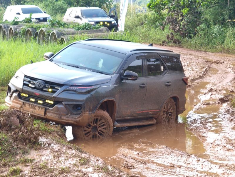 Komunitas Rayakan Ultah Ke-18, Fortuner Diajak Main Tanah