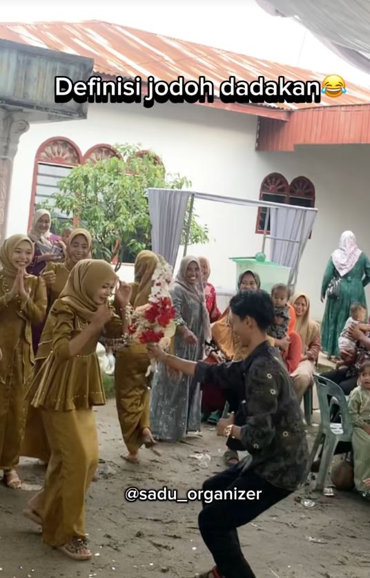 Viral Sesi Lempar Bunga Pengantin Jadi Ajang Cari Jodoh, Bikin Tamu Heboh