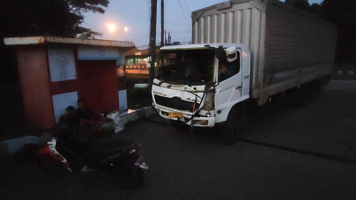 Truk Rem Blong Lagi... Truk Rem Blong Lagi...