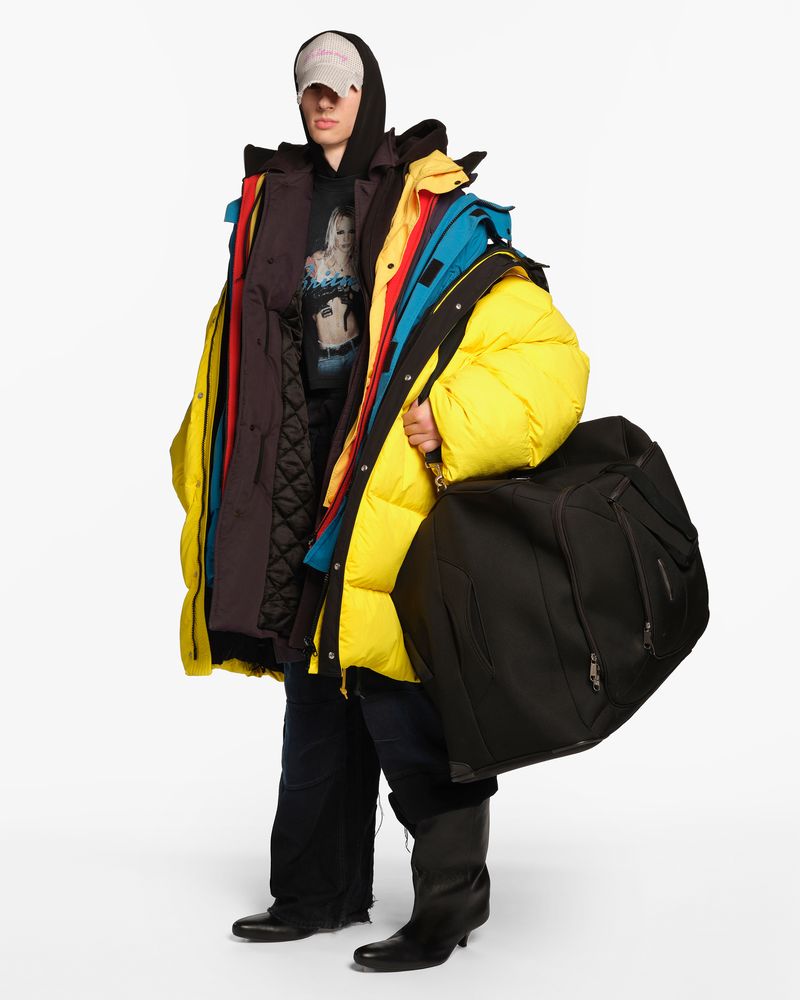 Balenciaga Gandeng Britney Spears, Kaus Kolaborasi Dijual Rp 17 Juta