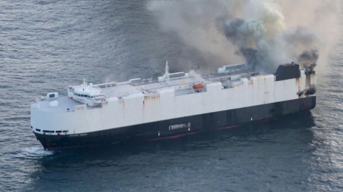 Kapal Angkut 3.000 Mobil dari China Terbakar, Asap Muncul dari Dek Mobil Listrik
