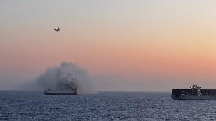 Kapal Pengangkut Ratusan Mobil Listrik Terbakar, Ditinggal di Laut, Belum Padam