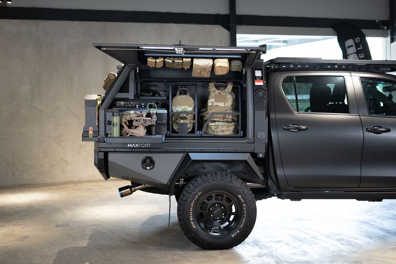 Siap Tempur! Hilux Disulap Jadi Mobil Militer