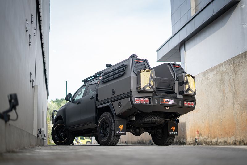 Siap Tempur! Hilux Disulap Jadi Mobil Militer