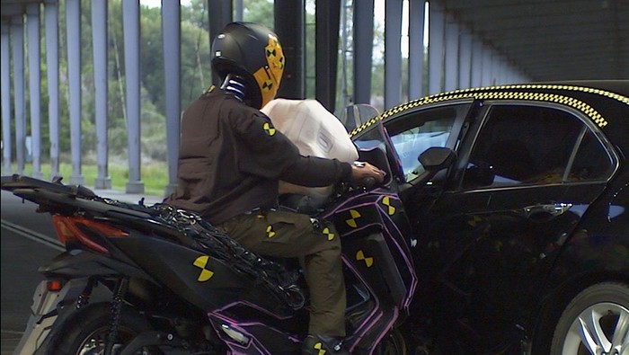 Airbag buat Sepeda Motor Diuji Tabrak