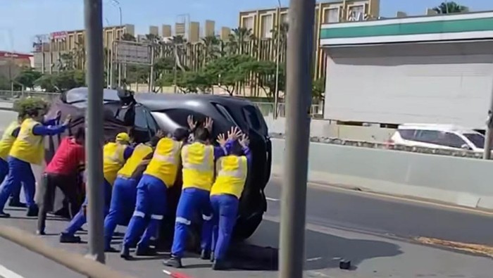 Ferrari, Nyesek! Truk Towing Angkut Ferrari Terguling: Ferrari Terbalik-Ban Nyaris Copot