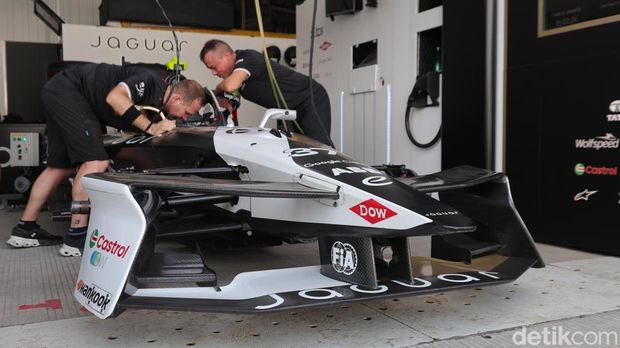 Berkunjung ke Garasi Jaguar TCS Racing di Sirkuit Formula E Jakarta