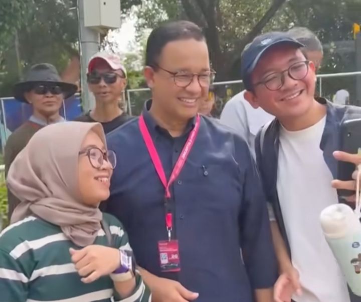 Gaya Merakyat Anies Baswedan di Formula E Jakarta, Duduk di Tribun Murah