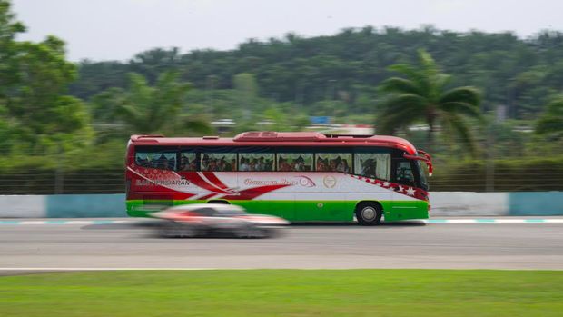 Sensasi Mengitari Sirkuit Sepang Sembari Dikelilingi Mobil SuperGT Wara-wiri