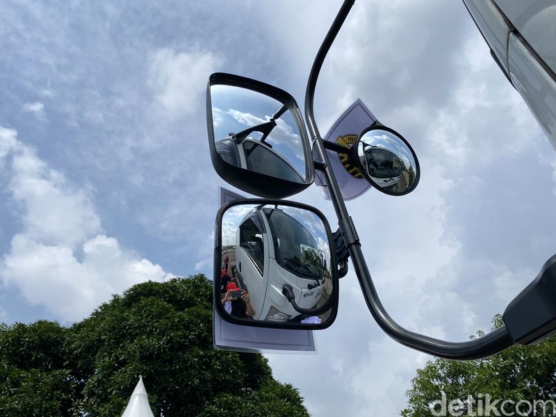 Menjajal Jadi Sopir Truk, Ini Area Blind Spot yang Perlu Diketahui