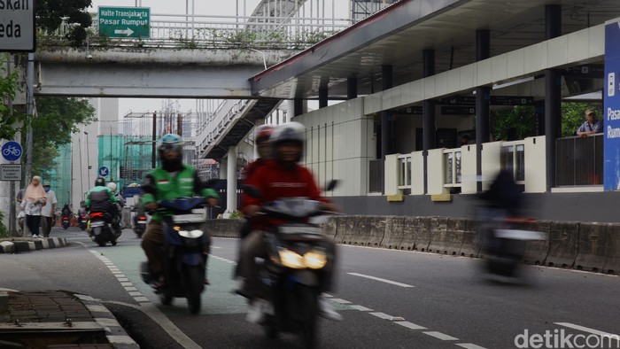 Driver Ojol Lawan Arah di Depan Polisi: Waktu Pak, Waktu Adalah Uang