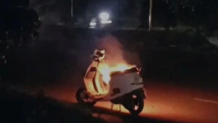 Ngeri! Skuter Listrik Ini Tiba-tiba Terbakar saat Dikendarai
