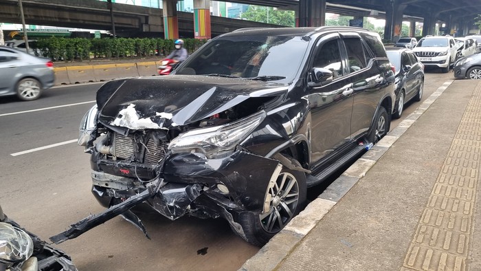 Nggak Ada Kapoknya, Ini Ancaman Sanksi Pakai Pelat Dinas Palsu Kayak Fortuner