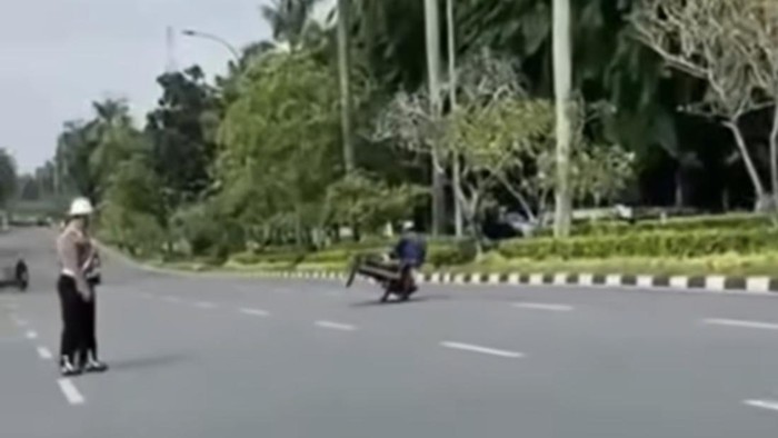 Viral Becak Motor Freestyle di Depan Polisi, Endingnya...