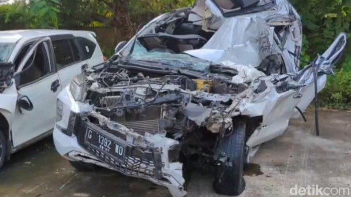 Pajero Sport Remuk Nyaris Tak Berbentuk Perkara Sopir Mengantuk