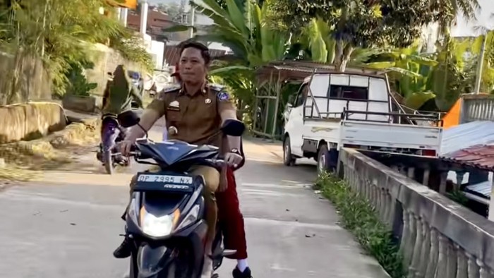 Pejabat Antar Anak Sekolah Tak Pakai Helm, Ini Ancaman Sanksinya