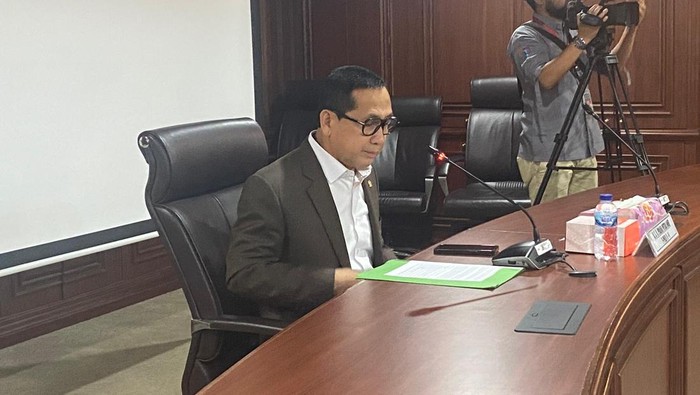 Intip Garasi Anggota DPR yang Dilaporkan Kasih Gestur Tak Senonoh saat Live TikTok