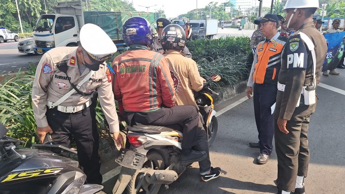 Pelat Nomor di Belakang Motor Harus Dipasang, Kalau Hilang Gimana?