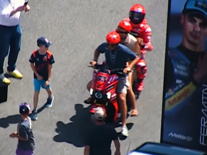 Marquez, Momen Marquez Bonceng Tiga Bareng Orang Tua Bagnaia