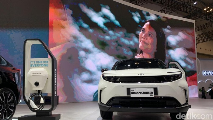 Toyota, Toyota Urban Cruiser, Toyota Bawa Dua Mobil Listrik di GIIAS 2025: Urban Cruiser EV dan bZ4X Bikinan Lokal
