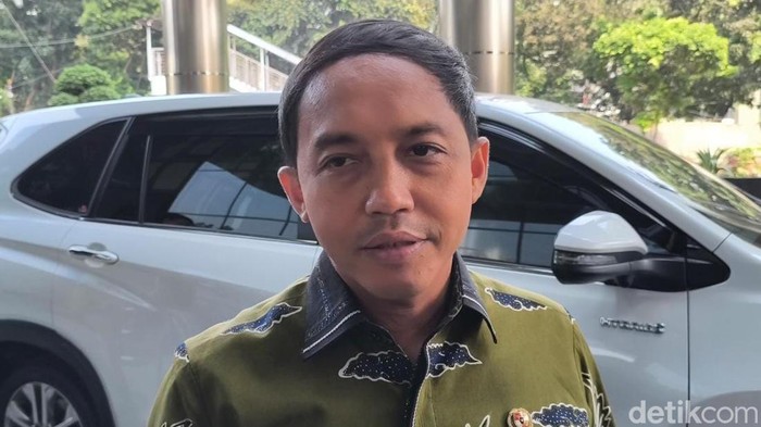 Intip Garasi Menhut Raja Juli Antoni yang Viral Main Domino Bareng Pembalak Liar