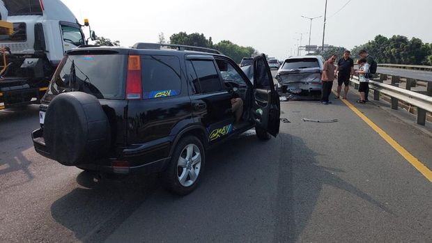 Geely, Geely EX5 Ringsek usai Terlibat Kecelakaan Beruntun, Bemper Belakang Lepas