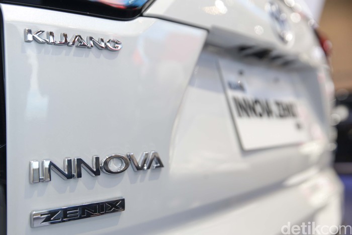Pajak Innova Zenix Bensin vs Innova Reborn Diesel 2025, Bedanya Segini