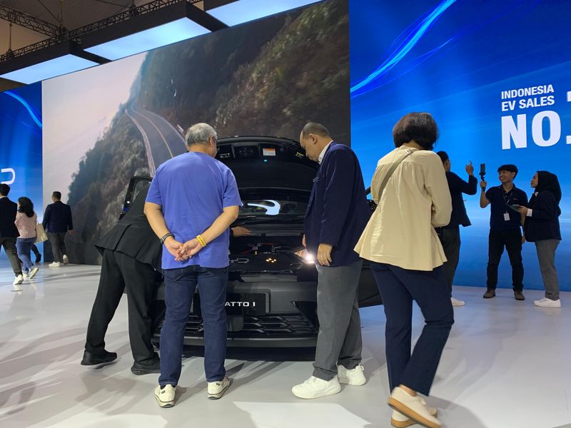 Momen BYD Atto 1 Dikerubungi Banyak Orang
