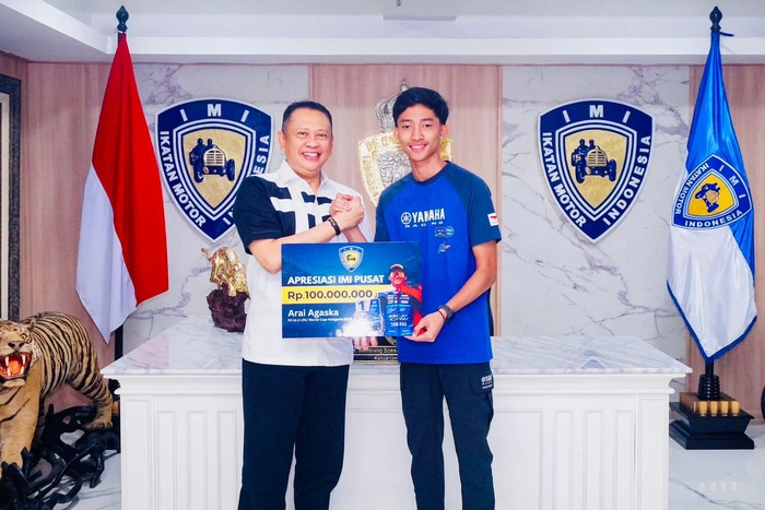 Bamsoet Beri Uang Pembinaan Rp 100 Juta ke Pebalap Arai Agaska