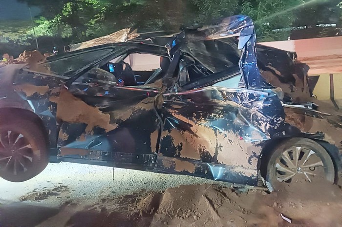 Toyota Voxy Remuk Ditimpa Truk Tanah di Karawang, Bos Pabrik Part Otomotif Tewas