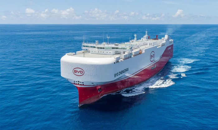 BYD, Perdana! Kapal Jumbo BYD Zhengzhou Pengangkut 7.000 Mobil Bersandar di Jakarta