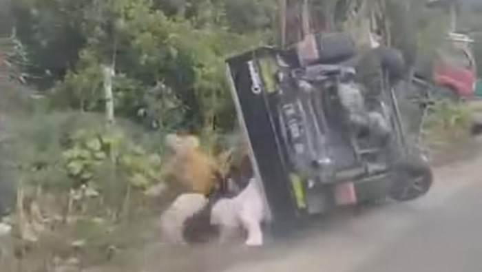 Viral Pikap Terbalik saat Angkut Rombongan Emak-emak, Belok Bukan Ngerem Malah Tambah Gas