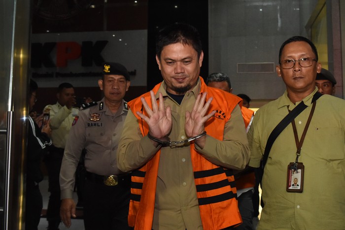 Intip Garasi Bupati Koltim Abdul Azis yang Terjaring OTT KPK