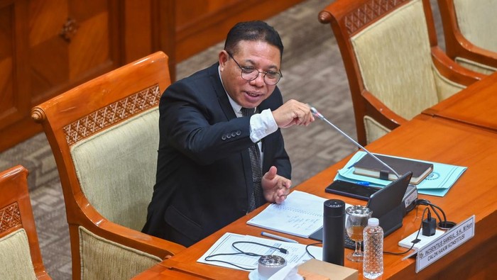 Intip Garasi Inosentius Samsul yang Disetujui Jadi Hakim MK