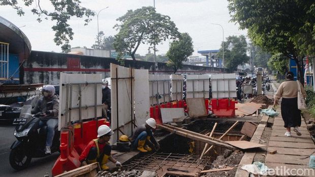 Alih Fungsi Trotoar Demi Atasi Macet TB Simatupang, Hak Pejalan Kaki Dikorbankan