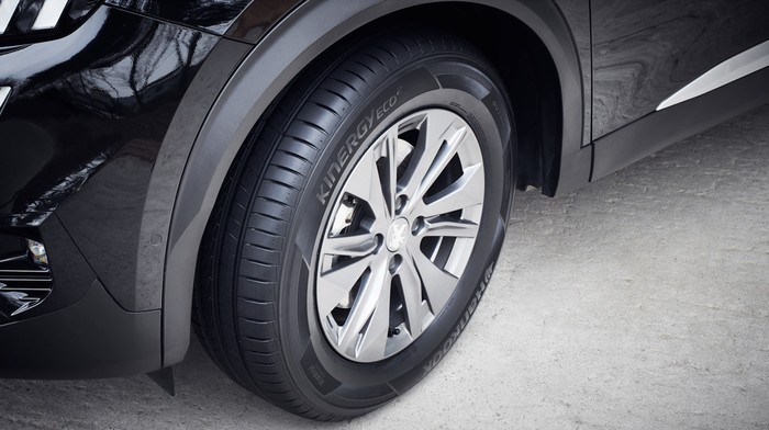 5 Kebiasaan yang Bikin Ban Mobil Cepat Rusak