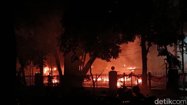 7 Halte TransJakarta Dibakar saat Demonstrasi, Ini Daftarnya