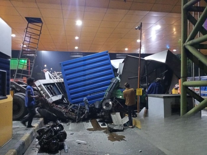 Kejadian Lagi, Gerbang Tol Ciawi Ringsek Ditabrak Truk Diduga Rem Blong