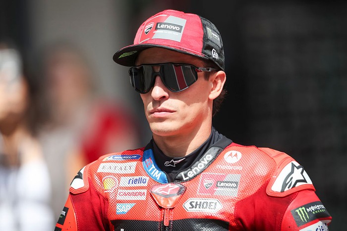 Marquez, Sorak Sorai Penonton saat Marquez Jatuh di Kandang Rossi