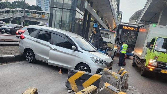 Peringatan buat Pengendara! Awas Pembatas Busway Sering Makan Korban