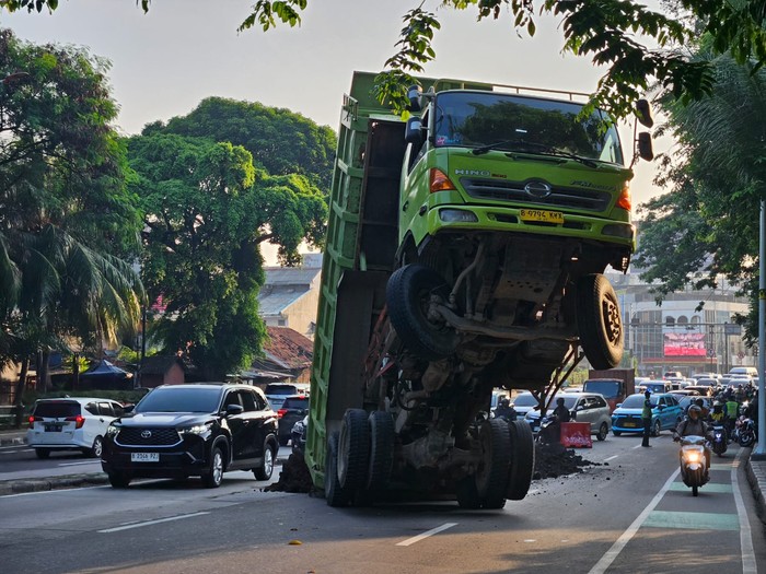 Truk Bawa Tanah Nyaris Jadi 'Transformers': Posisi Berdiri, Muatan Berceceran di Jalan