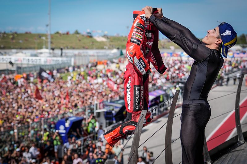 Balasan Menohok Marquez ke Fans Rossi, Selebrasi 'Jemur Baju' ala Messi