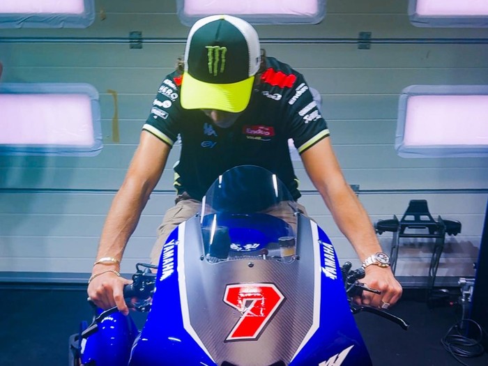 Valentino Rossi, MotoGP, Yamaha, Momen Valentino Rossi Lihat Langsung Motor MotoGP Yamaha Bermesin V4