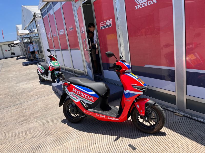 Honda, Honda e, Luca Marini-Johann Zarco Wara-wiri Pakai Honda CUV e: di Paddock Sirkuit Mandalika