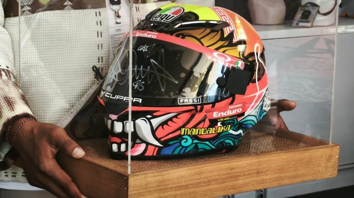 Helm Bertanda Tangan Valentino Rossi Dilelang, Laku Rp 15 Juta