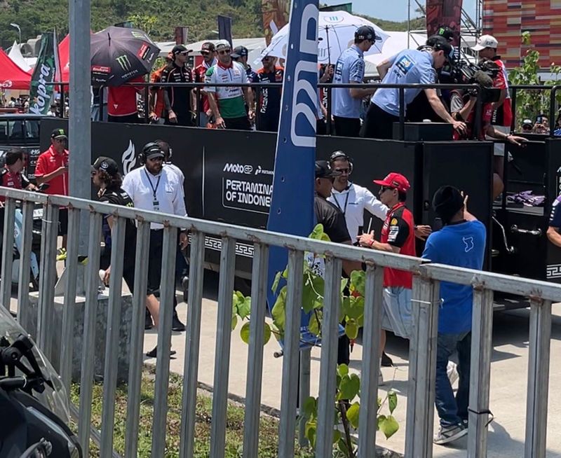 Panas-panasan, Pebalap MotoGP Sapa Penggemar MotoGP Mandalika 2025