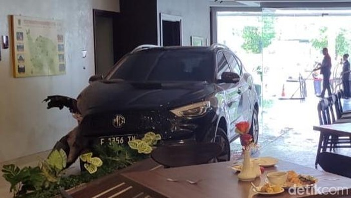 Kesaksian Warga Lihat Mobil Listrik 'Terbang' Masuk ke Hotel