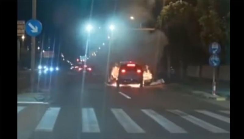 Ngeri! Mobil Listrik Tiba-tiba Terbakar saat Dikendarai