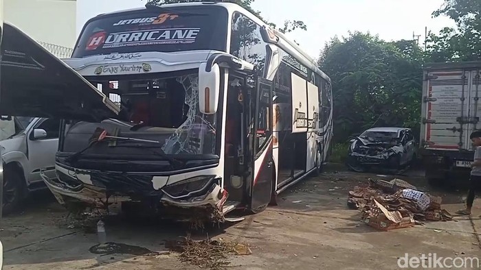 Bus PO Haryanto Terguling di Tol Batang, Oleng 3 Kali sebelum Tabrak Pembatas